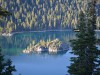 EMERALD BAY am LAKE TAHOE<br>In unseren Flitterwochen im Oktober letzten Jahres haben wir unter anderem auch die Kleinstadt South Lake Tahoe besucht. Zu dieser Jahreszeit scheint hier auf den ersten Moment die Welt stehen geblieben zu sein. Nur eine Handvoll Touristen und leer gefegte Straßen vor einer grandiosen Bergkulisse inmitten der herrlichen Natur.
Emerald Bay befindet sich am südöstlichen Ufer des Lake Tahoe. Inmitten der Bucht liegt die einzige Insel des Sees, Fannette Island. Ein magischer Ort zum Träumen und Erholen, der Ruhe und Zufriedenheit ausstrahlt.<br>Lieblingsplatz von: <b>J. Hausdorf (Text/Bild)</b><br>