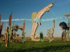 ENCHANTED HIGHWAY, NORTH DAKOTA <br>Auf unserer Tour durch North Dakota sind wir auf den Enchanted Highway gelangt, wo derzeit sieben überlebensgroße Metallskulpturen die Reisenden verzaubern. Um das langsame Sterben des 200-Seelen-Örtchens Regent aufzuhalten, hat der ortsansässige Künstler Gary Greff seine Werke am  Straßenrand ausgestellt. Alles in allem eine ganz wunderbare Abwechslung bei der Fahrt durch das weite Farmland zwischen Gladstone (I-94, Exit 72) und Regent.<br>Lieblingsplatz von: <b>G. und D. Theurer (Text/Bild)</b><br>