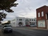 MARFA, TEXAS<br>Auf dem Weg zum Big Bend National Park liegt Marfa. Für den Ort in ausgesprochen reizvoller Landschaft sollte mindestens ein ganzer Tag eingeplant werden. „Entdeckt“ hat ihn in den 1970er Jahren der Künstler Donald Judd, einer der wichtigsten Vertreter des Minimalismus. Inzwischen ist die ganze Stadt als „Open Air Museum“ ein international anerkanntes Kunstmekka. <br>Lieblingsplatz von: <b>J. Sparenberg (Text/Bild)</b><br>