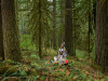 Die Yakima Latonia Andy posiert in einem stillen Wald.<br>© Christian Heeb