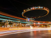 Ein riesiger Ring schwebt über der Westheimer Road in Houston. <br>© R Welborn